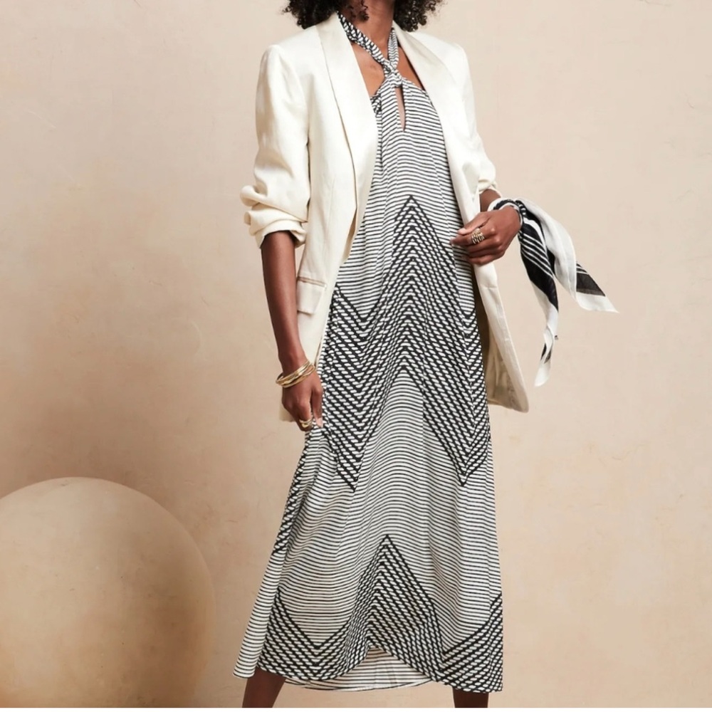 Banana Republic Factory Twist-Neck Midi Dress
Orca Geometric Print
Size: XL